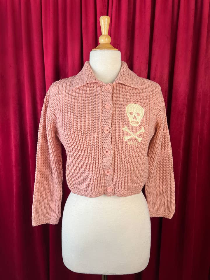 Mischief Made - Venta al por mayor Jersey de punto - Mujer - Jersey de cuello corto de punto con forma de calavera MM en color melocotón