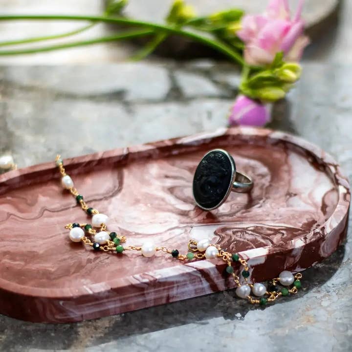 Plateau en marbre Jesmonite fait main – Décoration intérieure élégante pour la vente par Votive