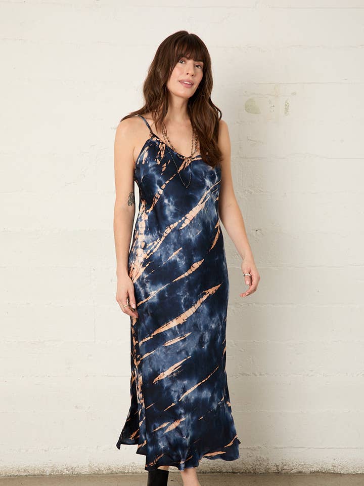 Robe biaisée Satin Skye en Moonshadow pour la vente par River + Sky