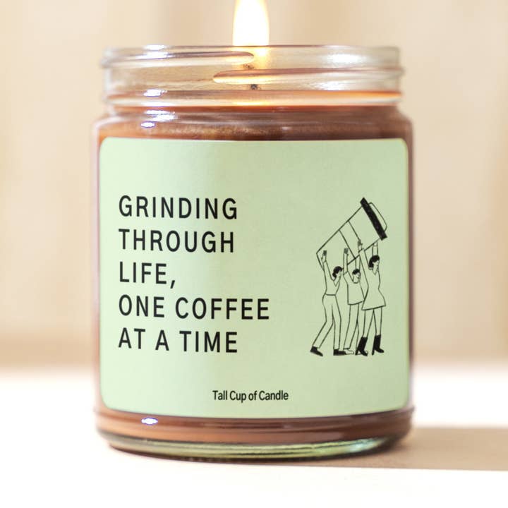 Kaffee nach dem anderen im Leben mahlen | Kerzengeschenk fürs Büro | Geschenk für Kollegen | Kerze zum Thema Kaffee | Handgegossene Sojakerze für den Großhandel von Tall Cup of Candle