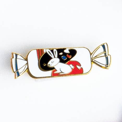 Broche en émail lapin blanc pour la vente par Sherry's Palette
