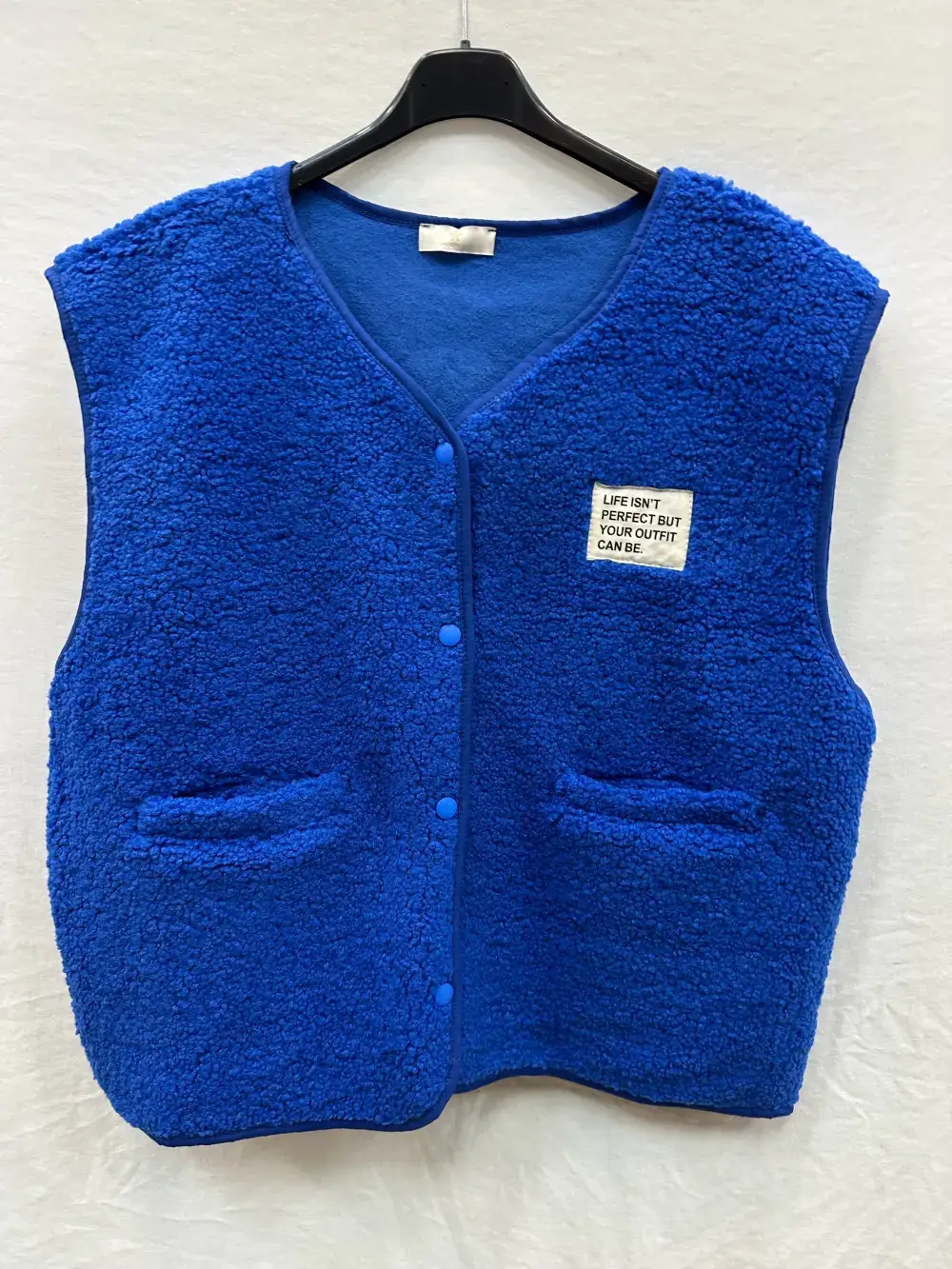 Mimi & Gogo – Großhandel Oberbekleidungsweste – Damen – Moumoute-Weste mit Abzeichen @3418_GiEcussonMoumoute10