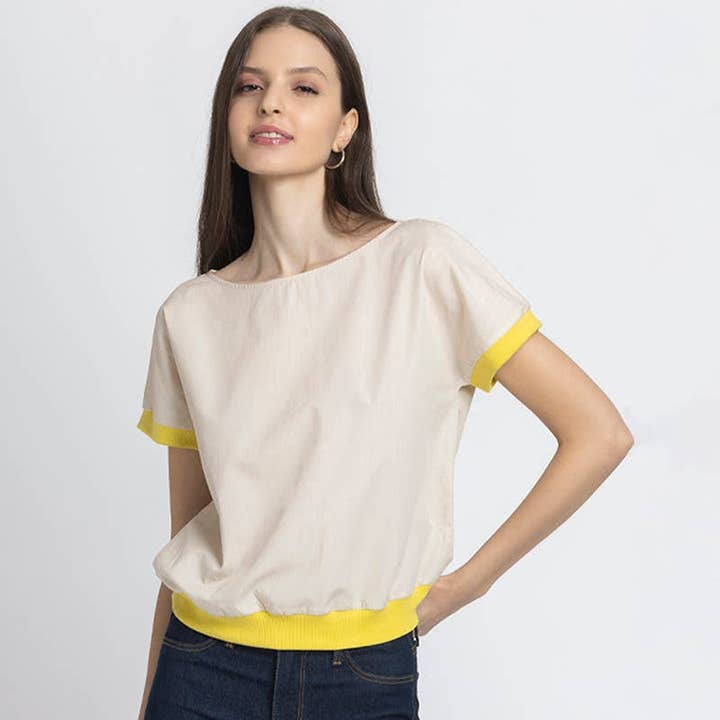 Blouse beige en coton à encolure bateau et manches courtes tombantes pour la vente par Benares