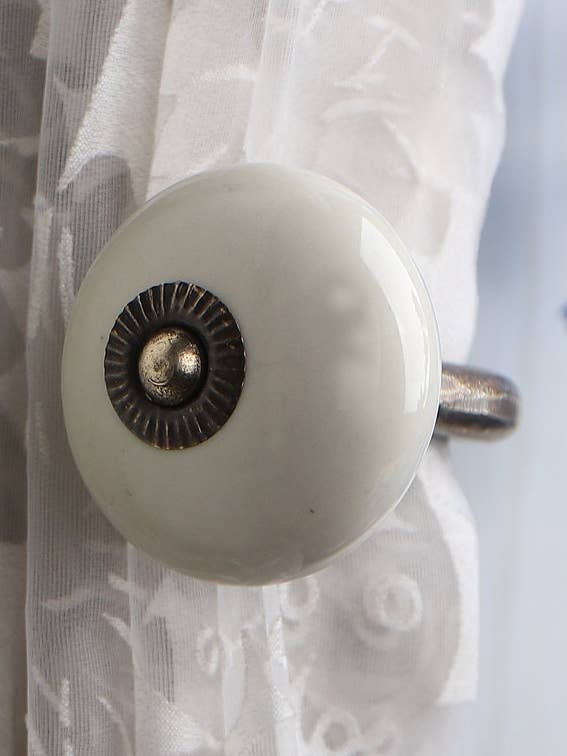 Handgemaakte ronde gordijnhaak in effen witte kleur met ronde vorm, rustieke handdoekhaak voor de badkamer, antieke haak (set van 2) voor wholesale door KNOBCO