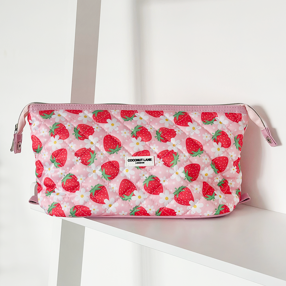 Coconut Lane - Vendita all'ingrosso Borsa per trucchi/cosmetici - Magic Lifestyle Pouch - Pochette trapuntata Berry Cute Strawberry3