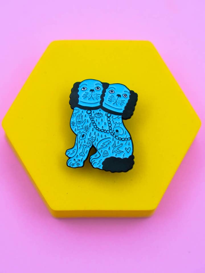 Staffordshire Hond met Twee Hoofden Enamel Pin – Gotische Keramische Hond voor wholesale door Electric Cat