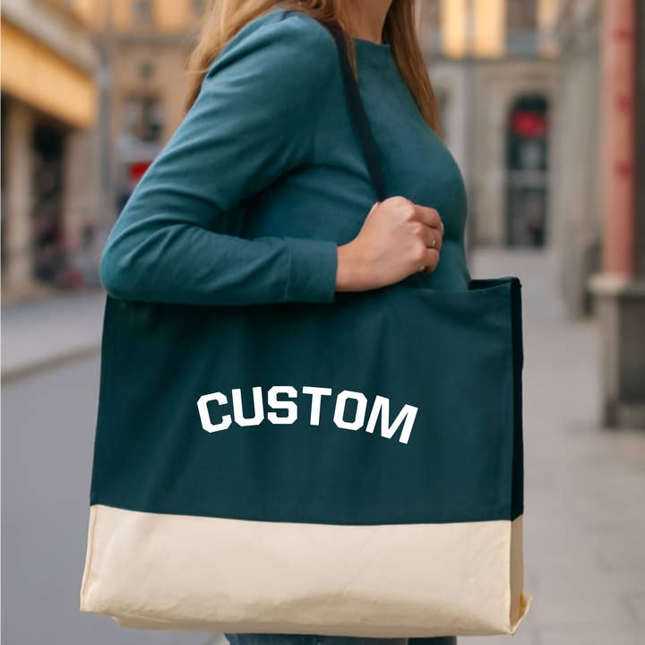 Shopper a contrasto organico EarthAware con testo personalizzato Varsity per la vendita all'ingrosso da parte di Lovetree Design