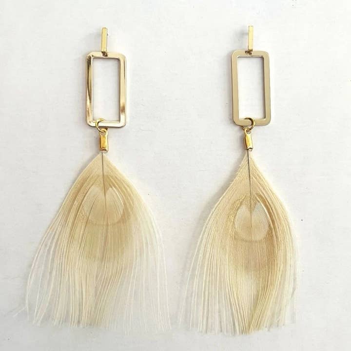 Pendientes de pluma de pavo real blanca y oro para venta al por mayor de Wood + Feather Designs