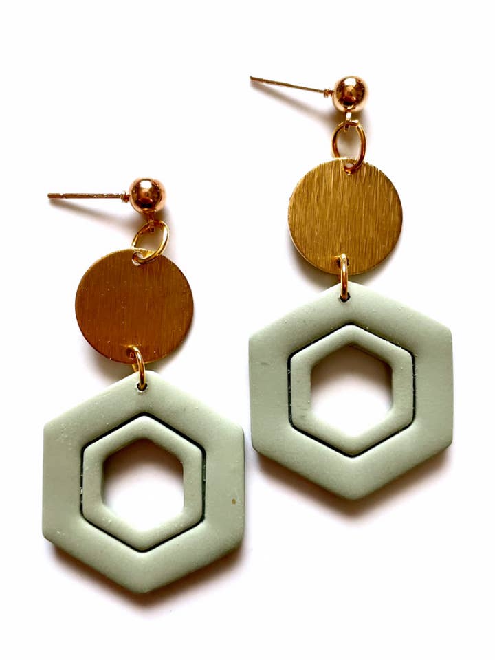 Boucles d'oreilles argile vert sauge pour la vente par Clay by K