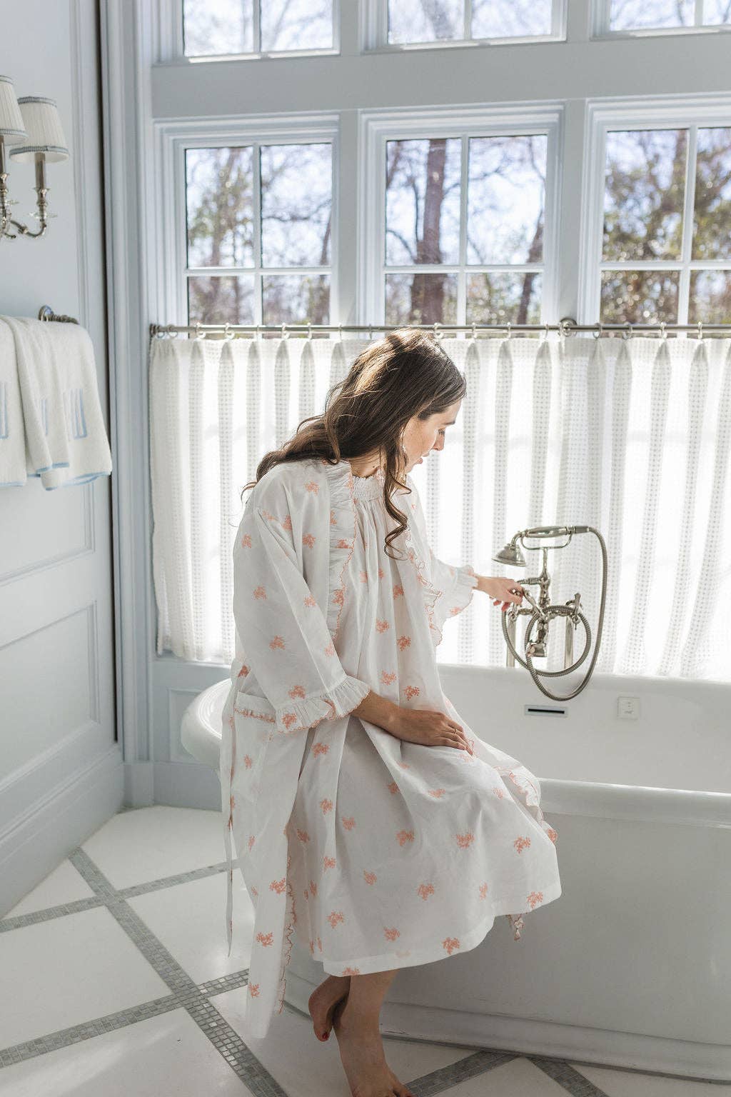 Lenora – Großhandel Bademantel – Damen – NANCY BAUMWOLL-RÜSCHEN-STICKEREI-MANTEL8