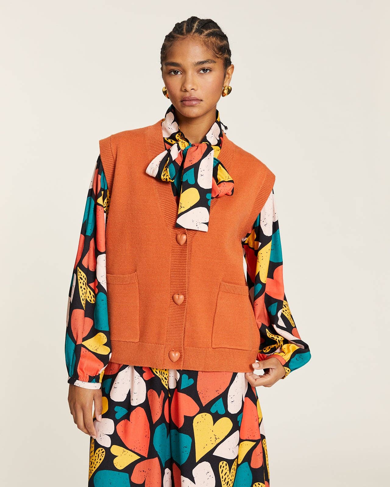 Pepaloves - Wholesale Outerwear Vest - Women's - CHALECO DE PUNTO CON BOTONES DE CORAZON TOFFE