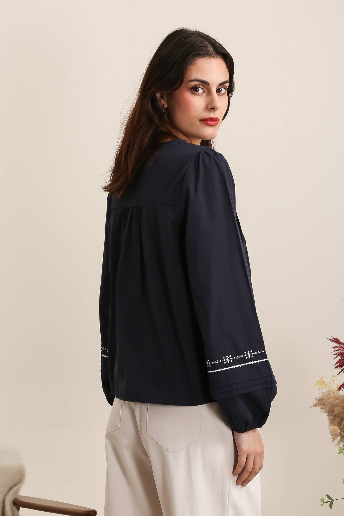 Daphnea – Engroshandel Bluse - Dame – 31893 bluse med kontrastbroderi3