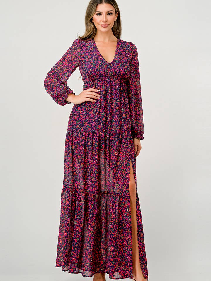 Robe maxi à col en V et manches longues fendues sur le devant pour la vente par MILEY + MOLLY