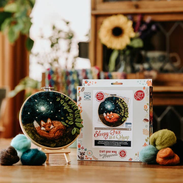 The Crafty Kit Company - Vente Kits de couture - Peindre avec de la laine : kit de bricolage en feutre Sleepy Fox in a Hoop Needle