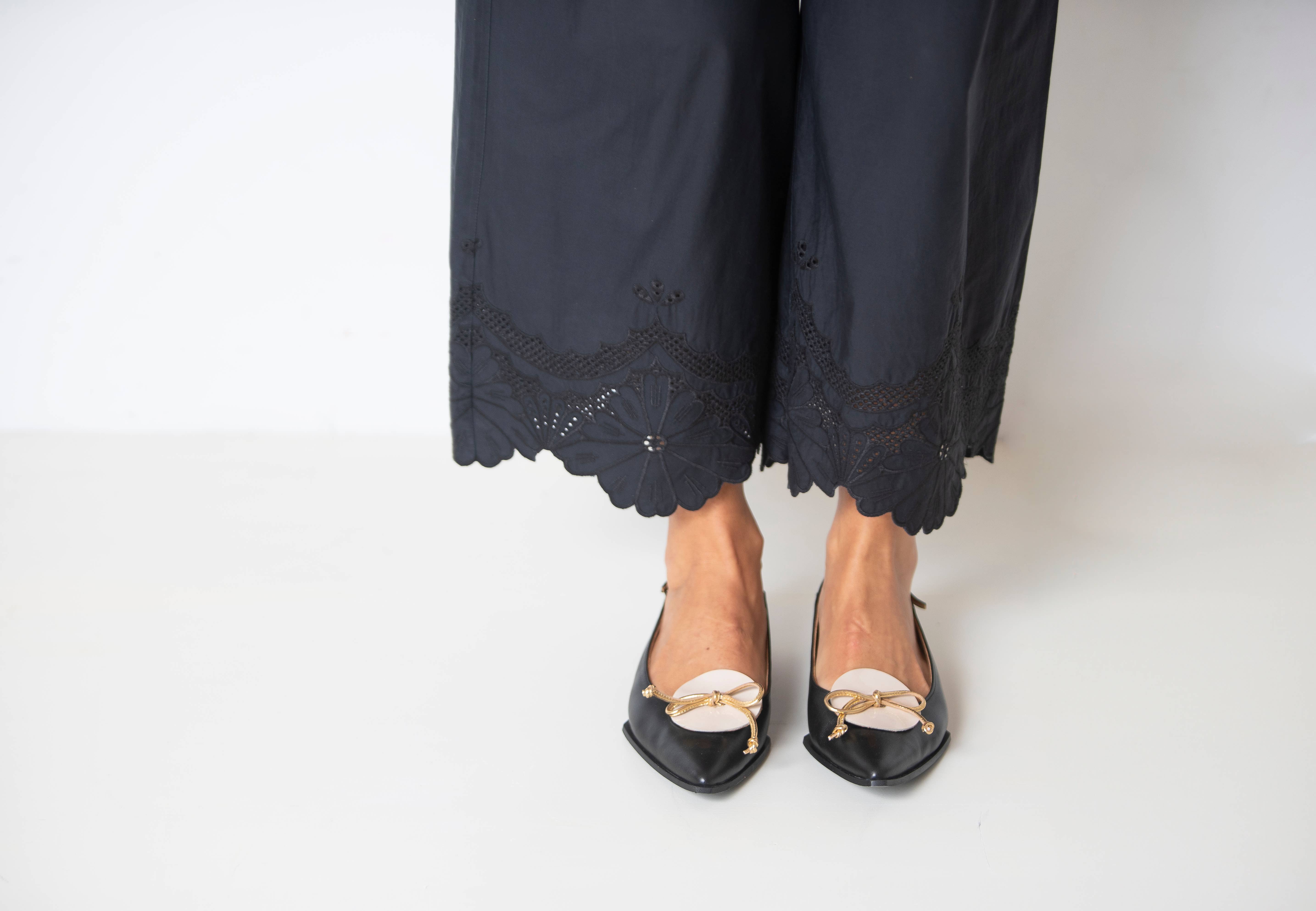 NEMONIC - Vente Chaussures à petit talon – femme - BASIC 2414 : escarpin noir verni avec détail glace et nœud doré1