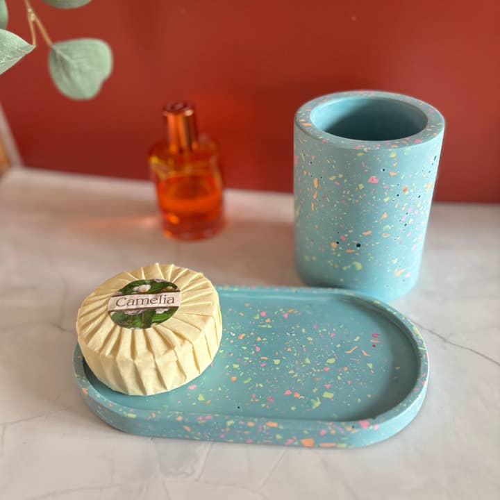 Sæt bakke og tandbørsteholder / penneholder - Petroleum Grøn Terrazzo for engroshandel hos Kookie