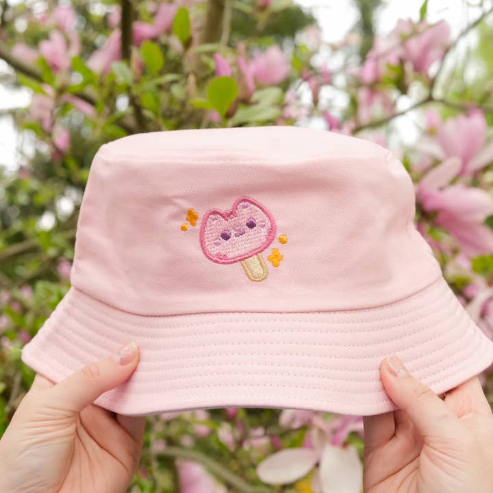Lyserød bucket-hat med sød slikkepindskat for engroshandel hos Sparkles in the Wild