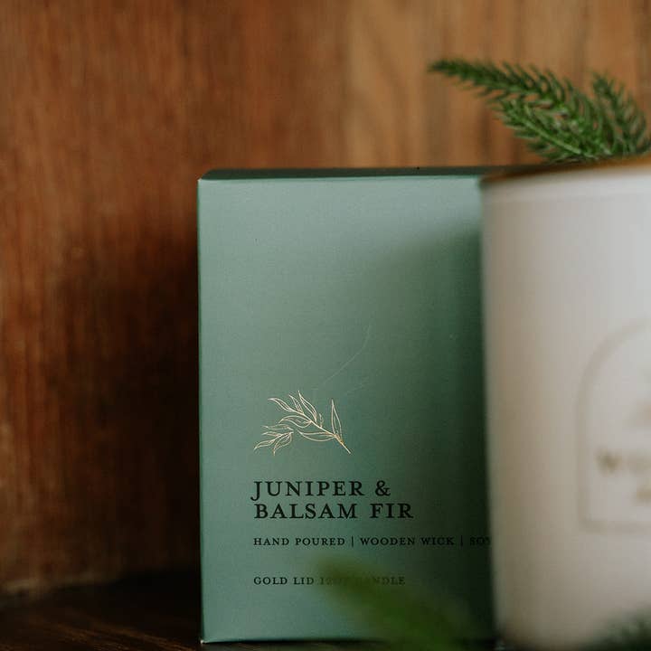 Woodsy Homelife - Vente Bougie en bocal - Bougie au Couvercle Doré Juniper & Balsam Spruce & Boîte Boutique3