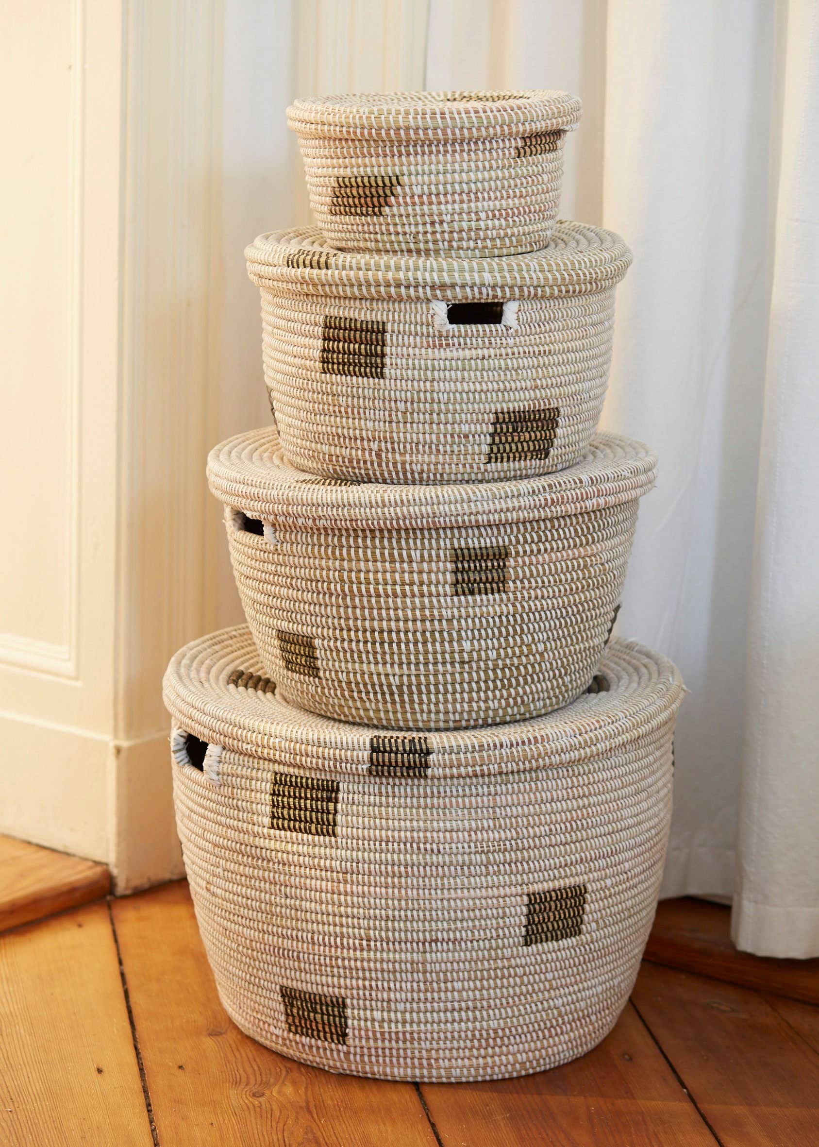 Jakarasi - Vendita all'ingrosso Cestini - Cesto porta biancheria boho intrecciato a mano in erba marina4