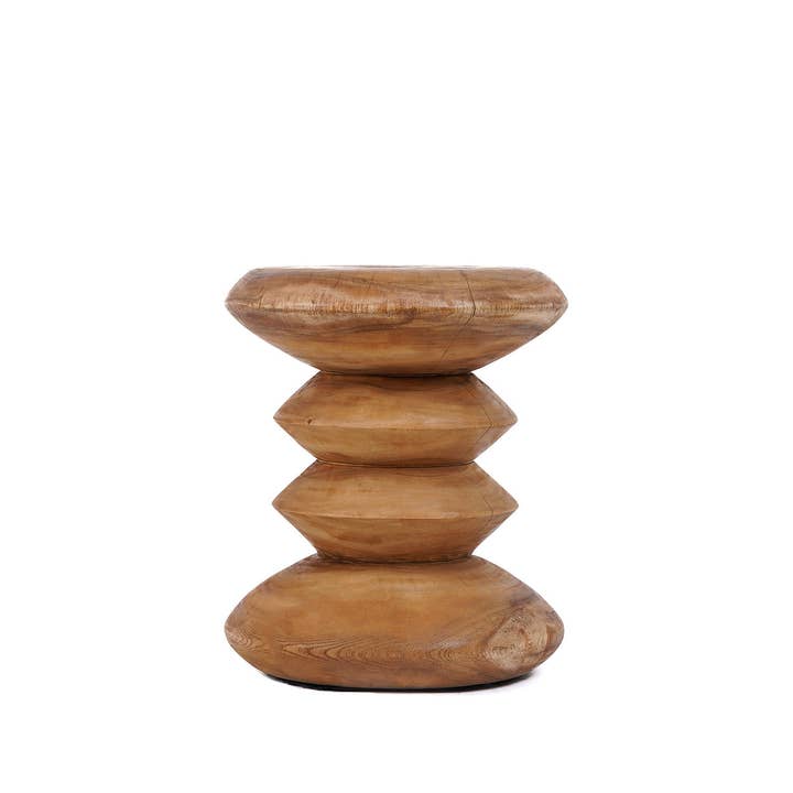 Lo sgabello The Simi in legno di teck massiccio per la vendita all'ingrosso da parte di Bazar Bizar Living