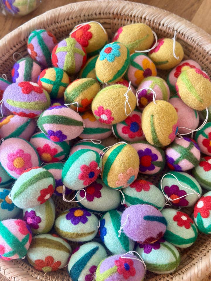 Oeufs de Pâques feutrés à la main pour la vente par Cosy Buddha