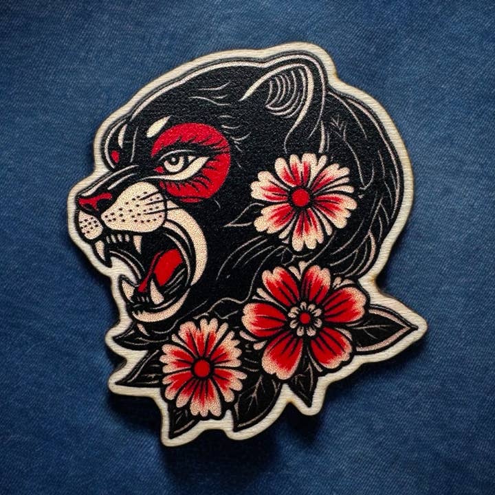 Spilla in Legno - Tatuaggio di Pantera per la vendita all'ingrosso da parte di The Enamel Pin Factory