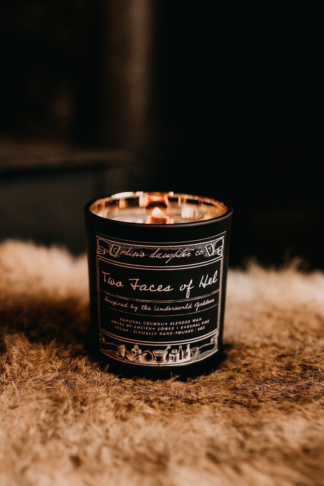 Hemlock Park Black & Gold Crackling Wood Wick Candle Handcrafted with Natural Plant-Based Coconut Wax (Amber, Standard 7.2 oz)