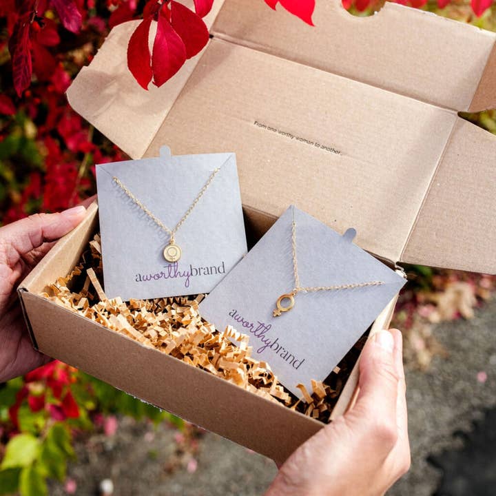 A Worthy Brand - Vente Colliers à pendentif - Collier Féministe - Collier Femme Symbole Disque5