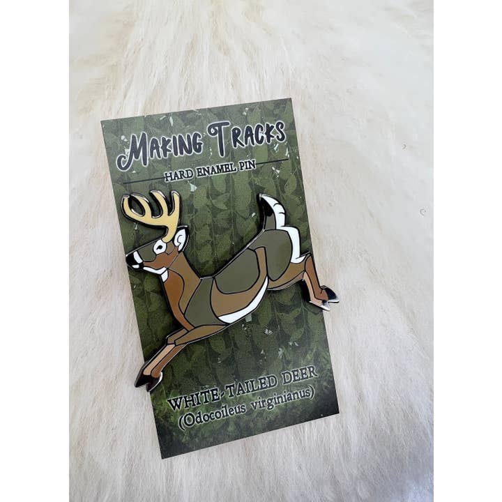 Roamin' Bison Workshop - Vente Épinglettes/boutons - Épinglette en émail dur en forme de cerf à queue blanche | Épinglette en forme de cerf | Buck Pin | Ar1