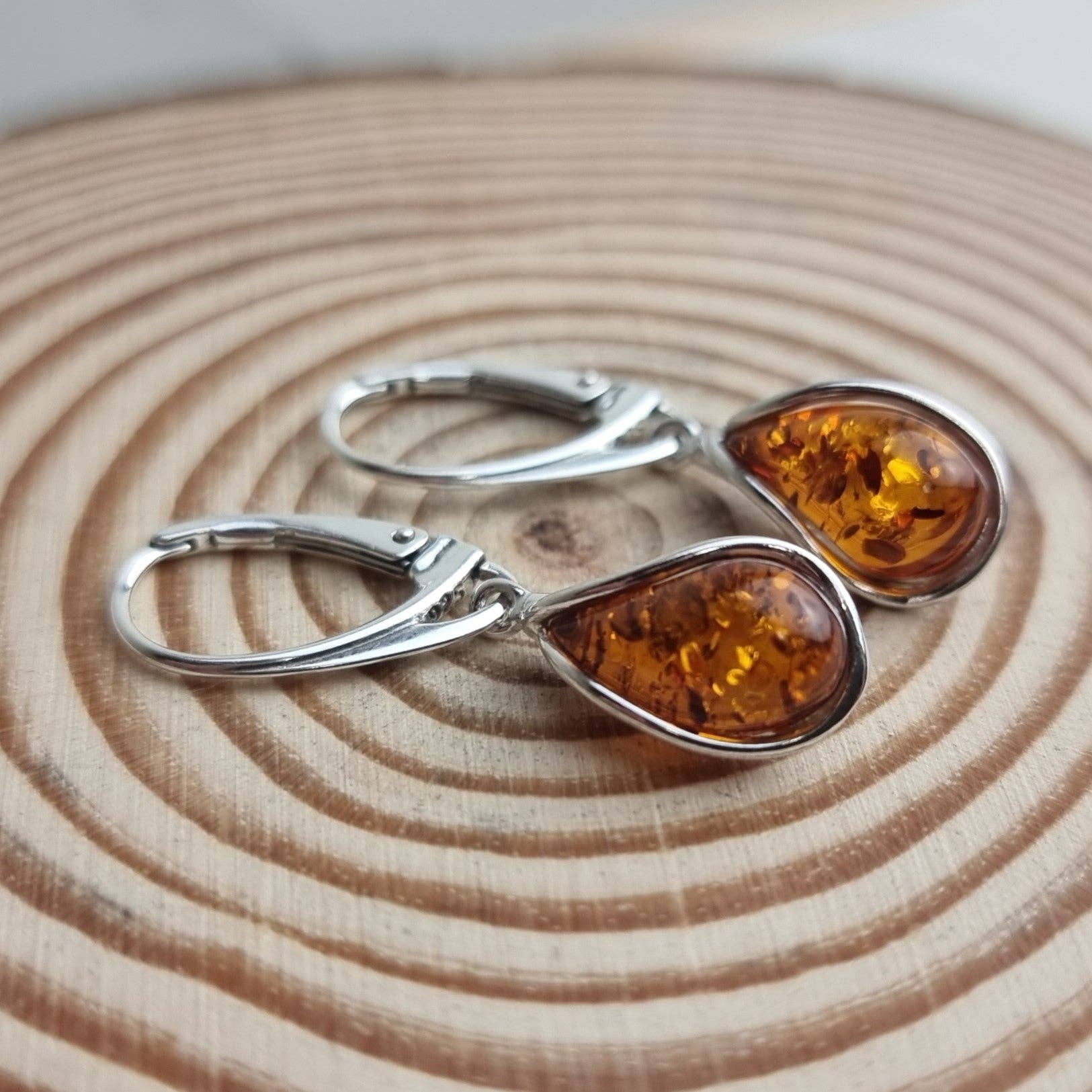 SilverAmber Jewellery – Brincos de argola por atacado – Brincos Modernos em Prata de 1ª Lei 925 e Âmbar Báltico Modernos em Lágrima /Pendente - G0292