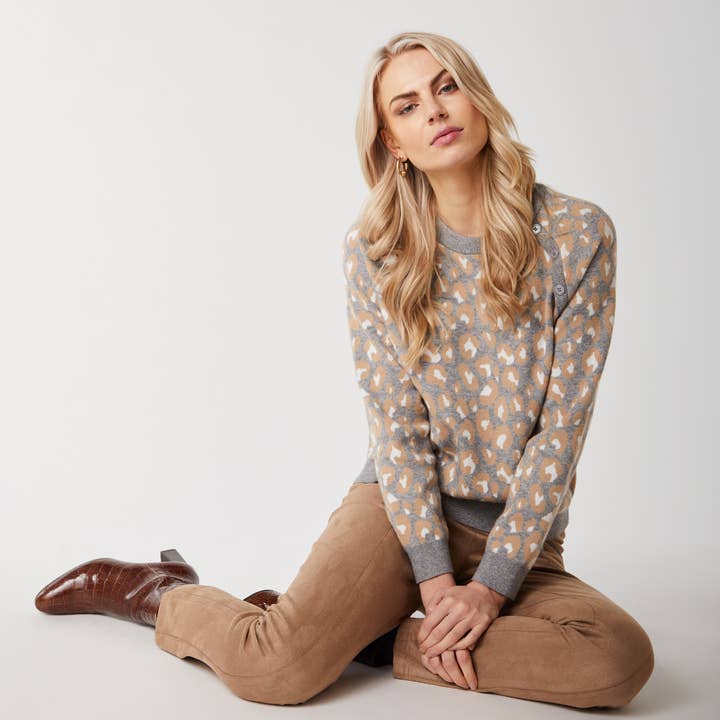 Suéter delicado com padrão de onça em tricô cinza e camel, 52158 por atacado de MICHA A/S