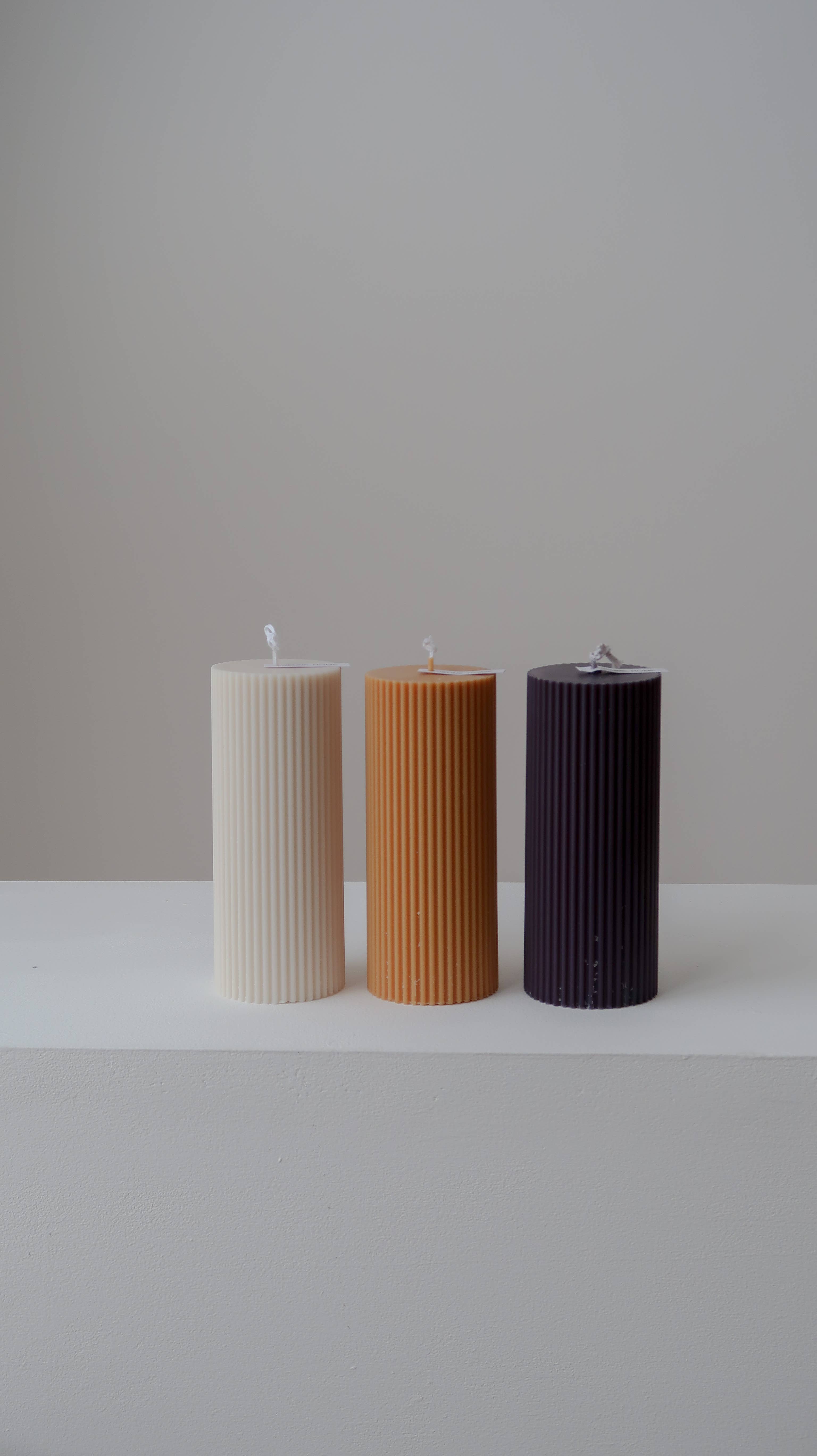 Jeune Home - Vente Bougies piliers - Bougie cylindrique côtelée au parfum de soja de taille moyenne (14 x 5,5 cm) | mariage10