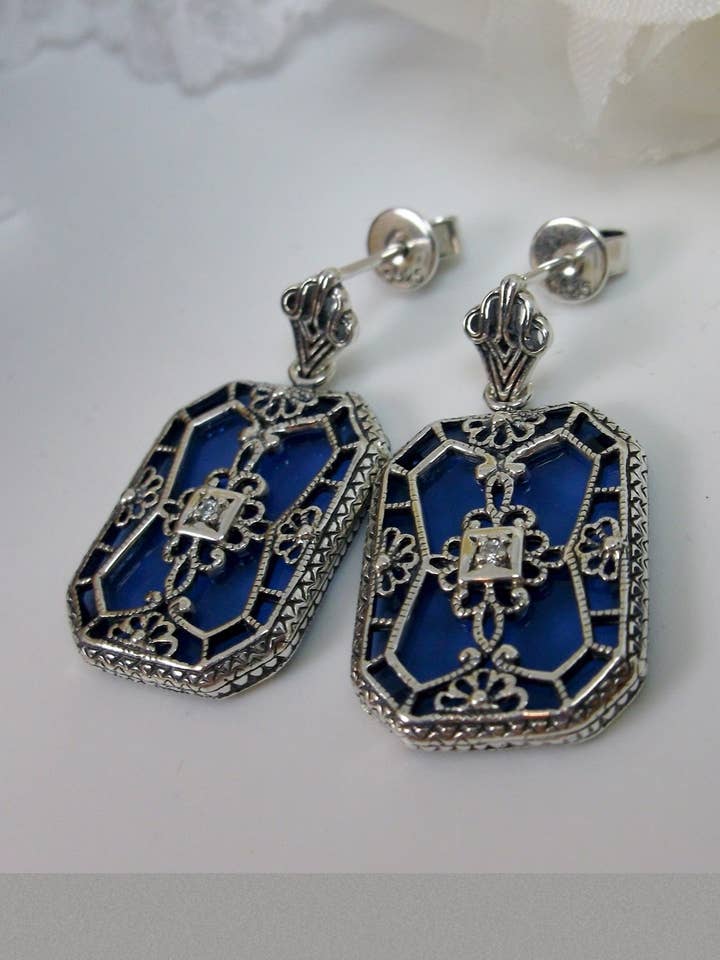 Blå kamferglasörhängen, Art Deco 1930-talsrevival smycken i glas #E203 för wholesale av Silver Embrace Jewelry