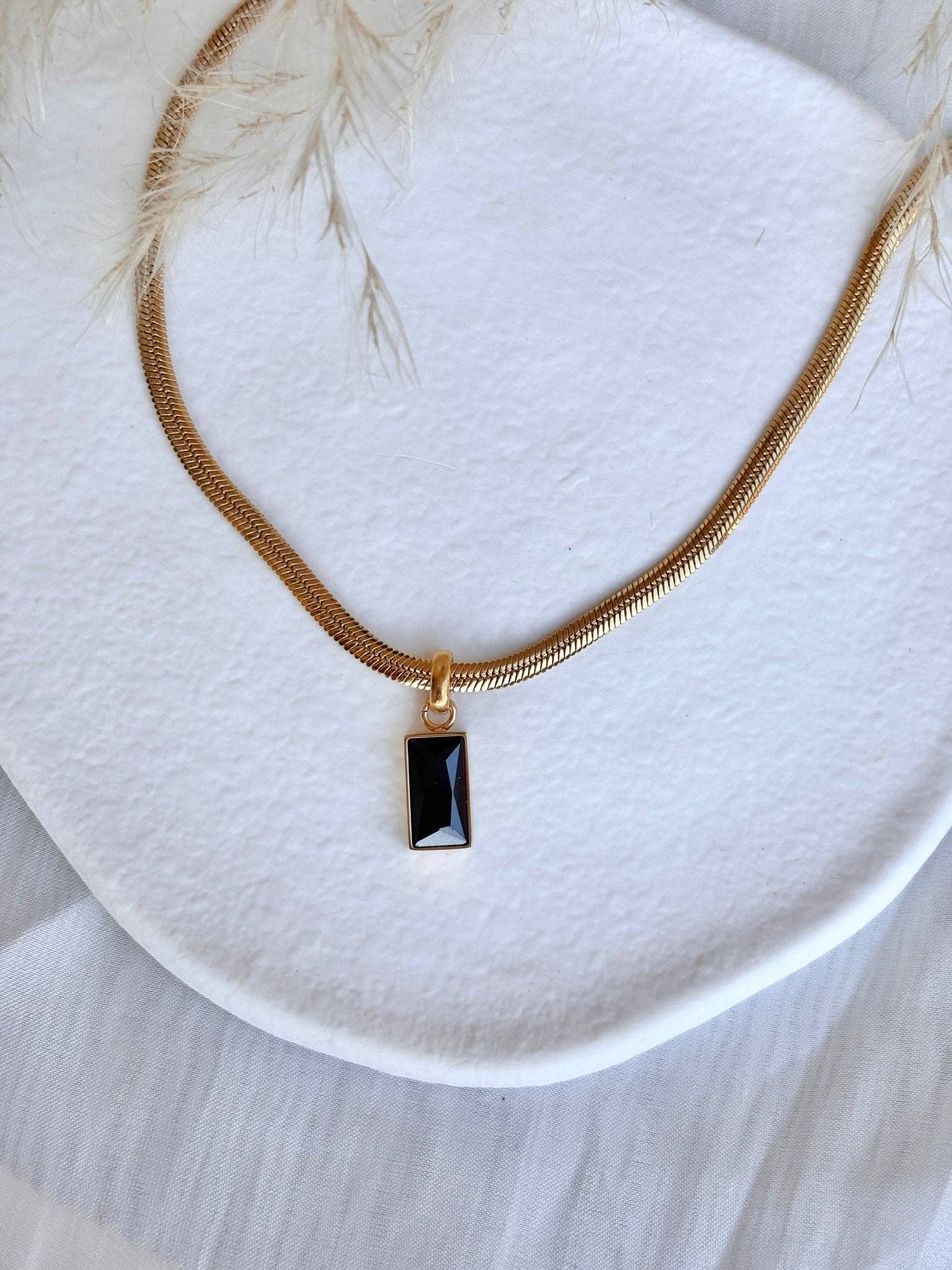 DUESTELLE ITALIA – wholesale Pendant/charm necklace – Eclipse Noir - Necklace with black rectangular pendant2