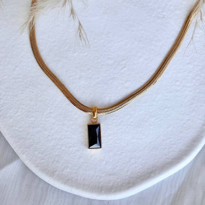 DUESTELLE ITALIA - Wholesale Pendant/Charm Necklace - Eclipse Noir - Necklace with black rectangular pendant plated in 18K gold2
