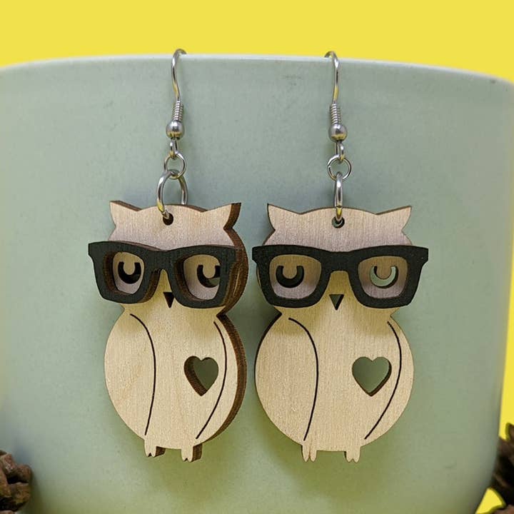 Nørd ugle dingle sjov træ øreringe for engroshandel hos Unpossible Cuts