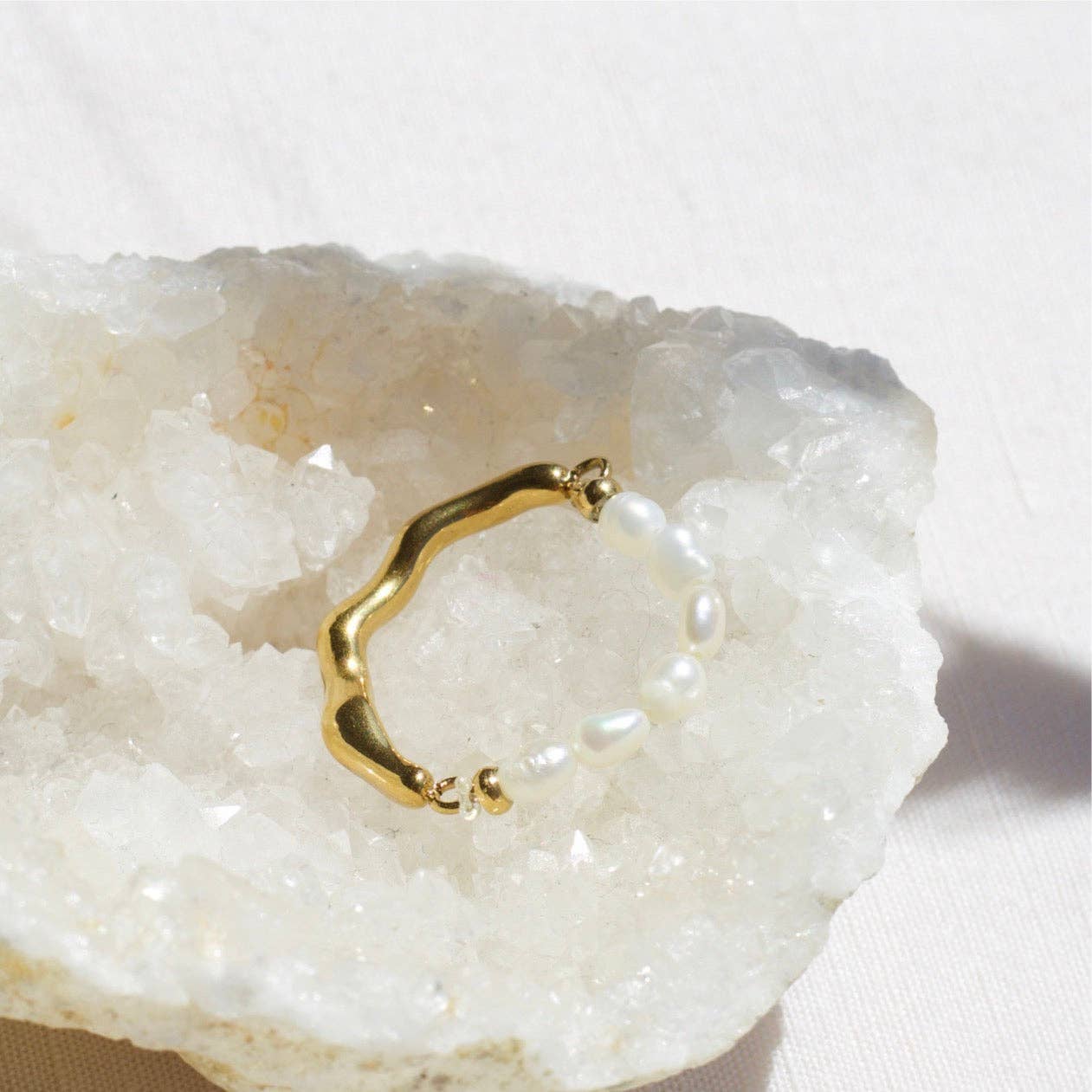 MeloMelo - Vente Anneau/bague à empiler - Bague Hubert texturée demi-perles demi-bandes dorées6