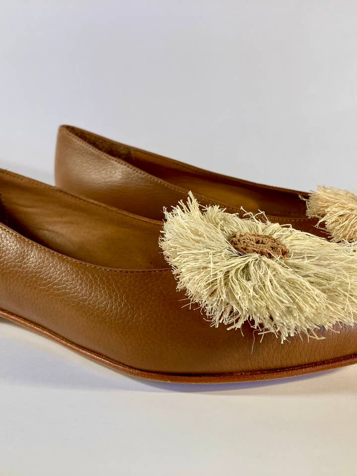 Ballerine Ihawo color caramello con decorazione in Chaguar per la vendita all'ingrosso da parte di Jasinta