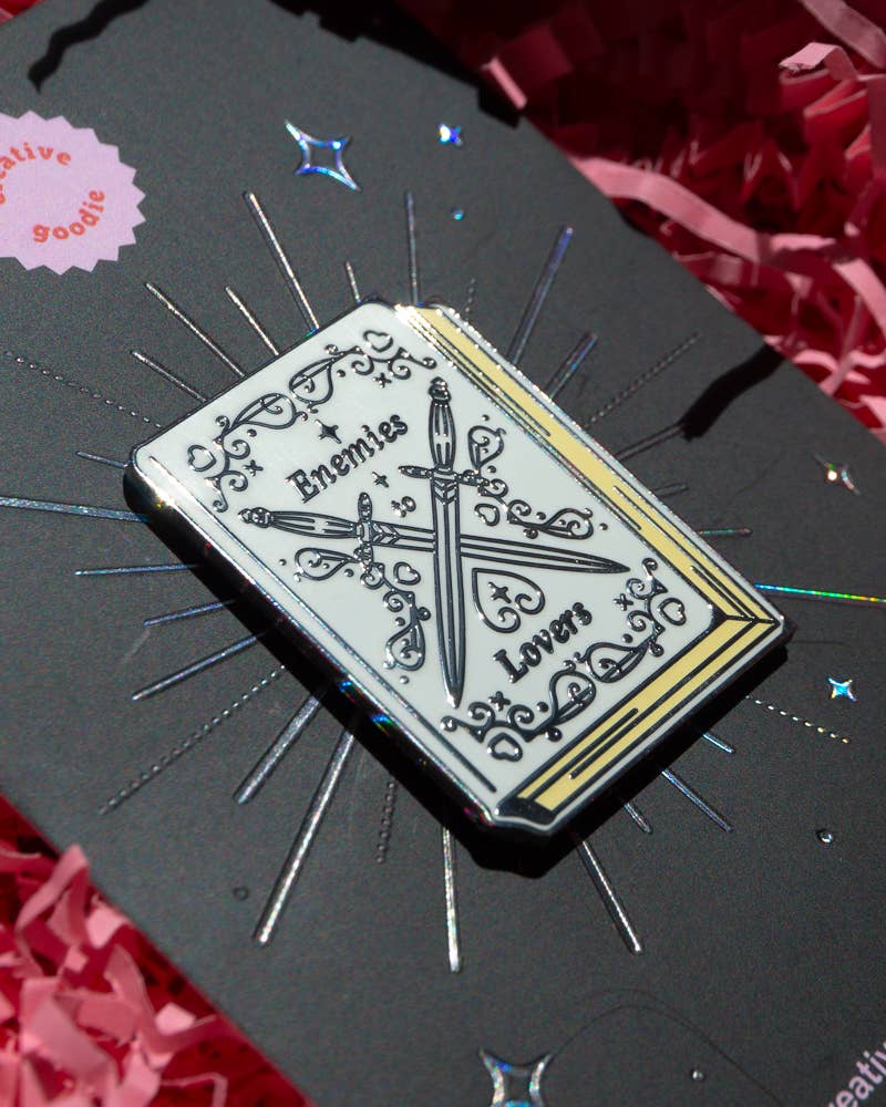 Creative Goodie - Venta al por mayor Botón/prendedor - Pin de esmalte duro «Enemies to Lovers» para amantes de los libros6