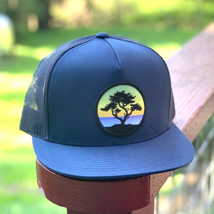 Cappellino Trucker a Tesa Piatta Cypress (Blu Navy) per la vendita all'ingrosso da parte di Tommy Breeze