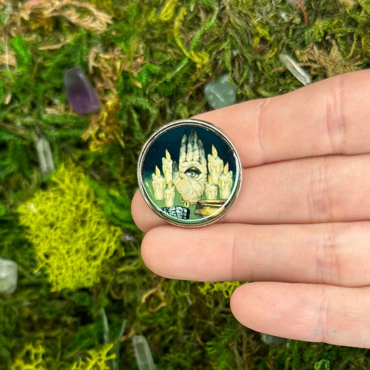 Häxig Hand Salvia Ljus Emaljpin för wholesale av The Shadow Witch