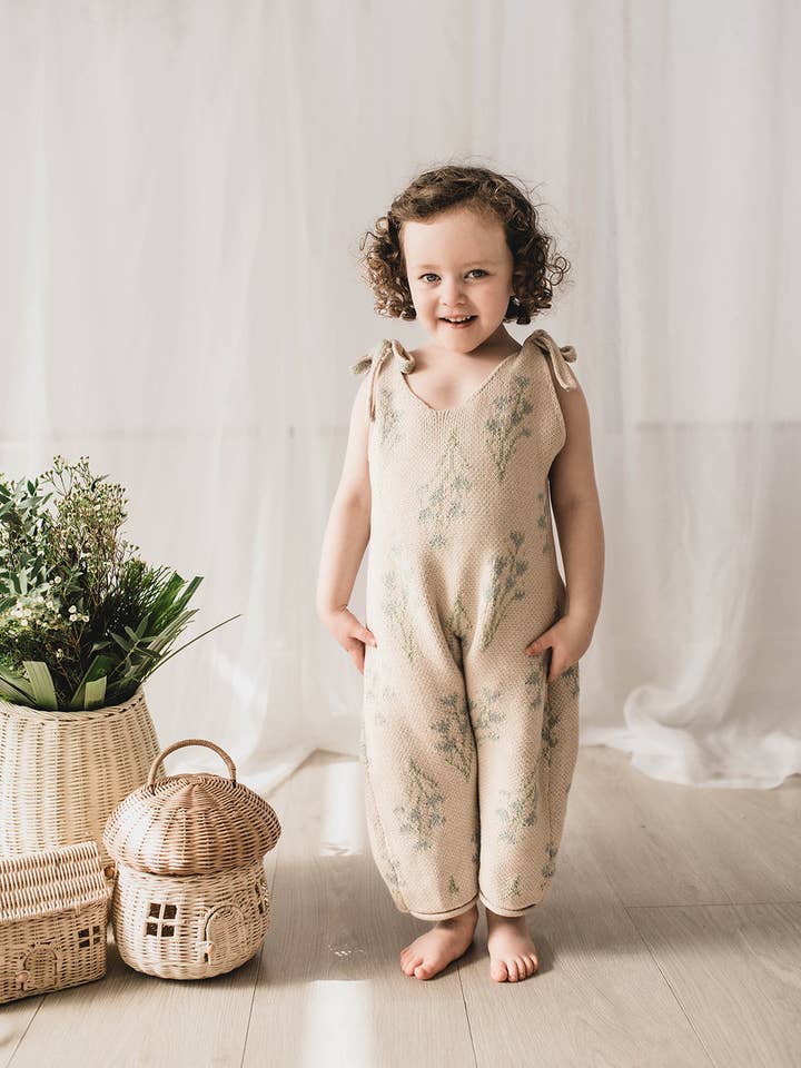 Bluebell Jumpsuit | 100% ekologisk bomull | Justerbar fluga axel | Beige/blommig för wholesale av Poet & Deer