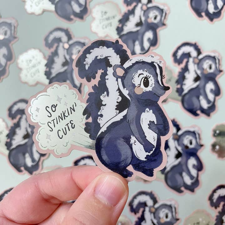 Autocollant So Stinkin 'Cute Skunk | Illustré à la main | Autocollant vinyle | Autocollant métallique | Inspiration rétro pour la vente par Miranda Lynn Designs