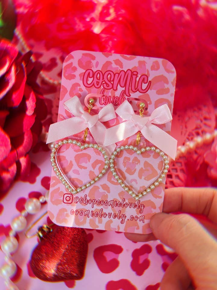 Orecchini Pink Bow Coquette Heart per la vendita all'ingrosso da parte di Cosmic lovely