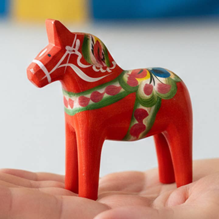 Mini cheval Dala (7 cm) – Cadeau d'art populaire suédois pour la vente par Dalaart