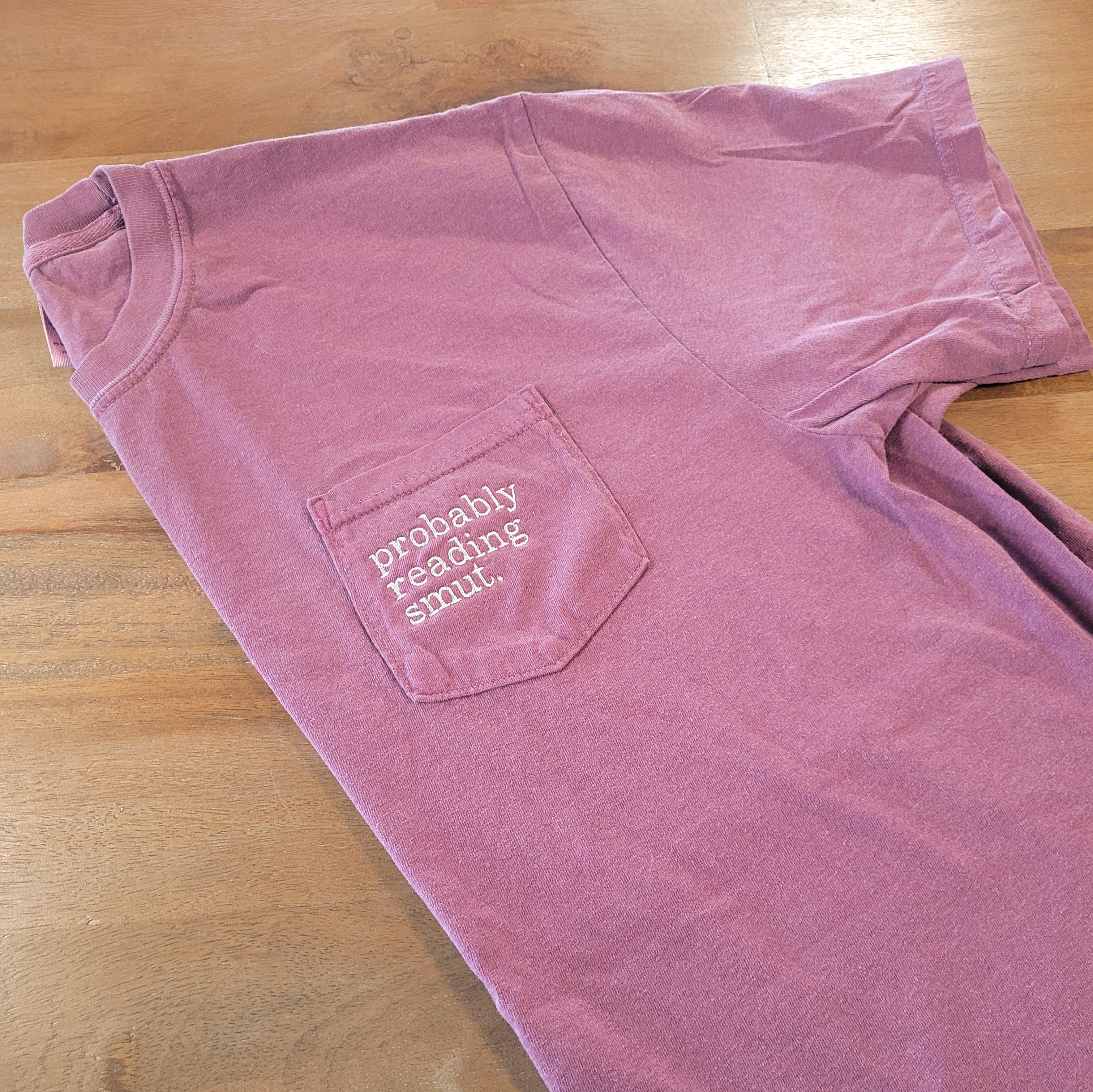 Penelope Annen Design – wholesale T-shirt – Unisex – T-shirt med broderad ficka 'probably reading smut' - bokälskarens tee8