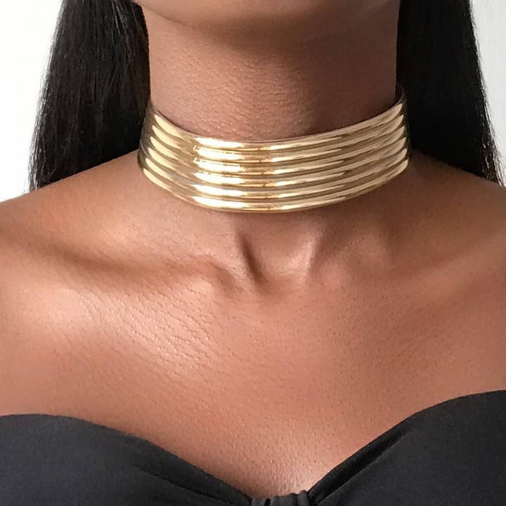 Collier ras du cou en faux cuir doré LUXOR pour la vente par Jarlia By Jolina