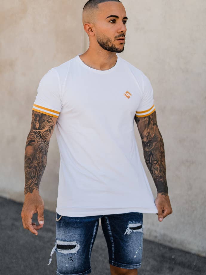 Slick White Ringer Gym Tee W/Guld Rib för wholesale av Slick Store