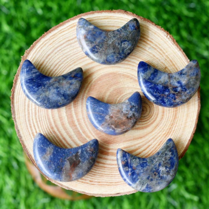 Parti 20st Sodalite Crystal Moon, polerade ädelstenmånar för wholesale av Soothing Crystals