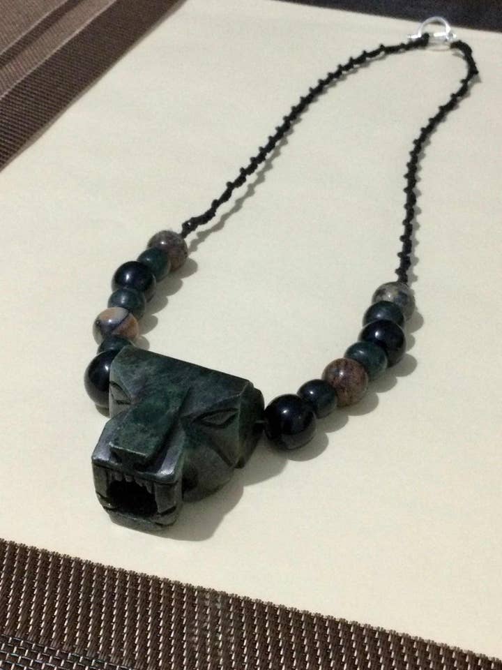 Collana choker con pendente giaguaro stile giada guatemalteca, pietra serpentina con perle di legno pietrificato e ossidiana - Gioielli Maya, cultura messicana per la vendita all'ingrosso da parte di OllinMexica